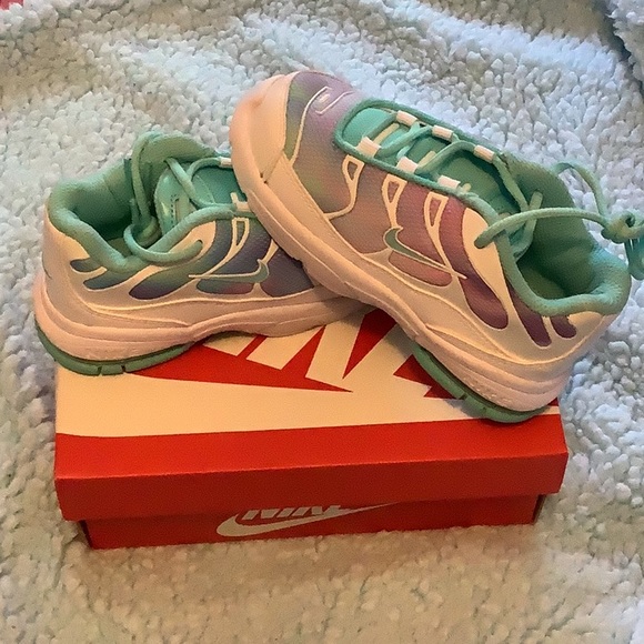 Girl’s Nike Sneakers - Picture 2 of 4